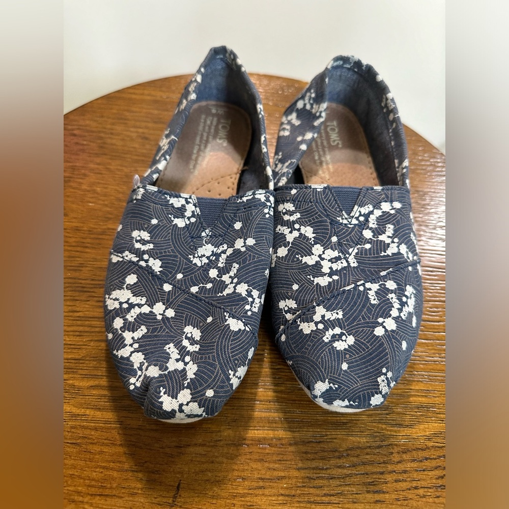 TOMS Classic Navy Floret Canvas Slip On Shoes